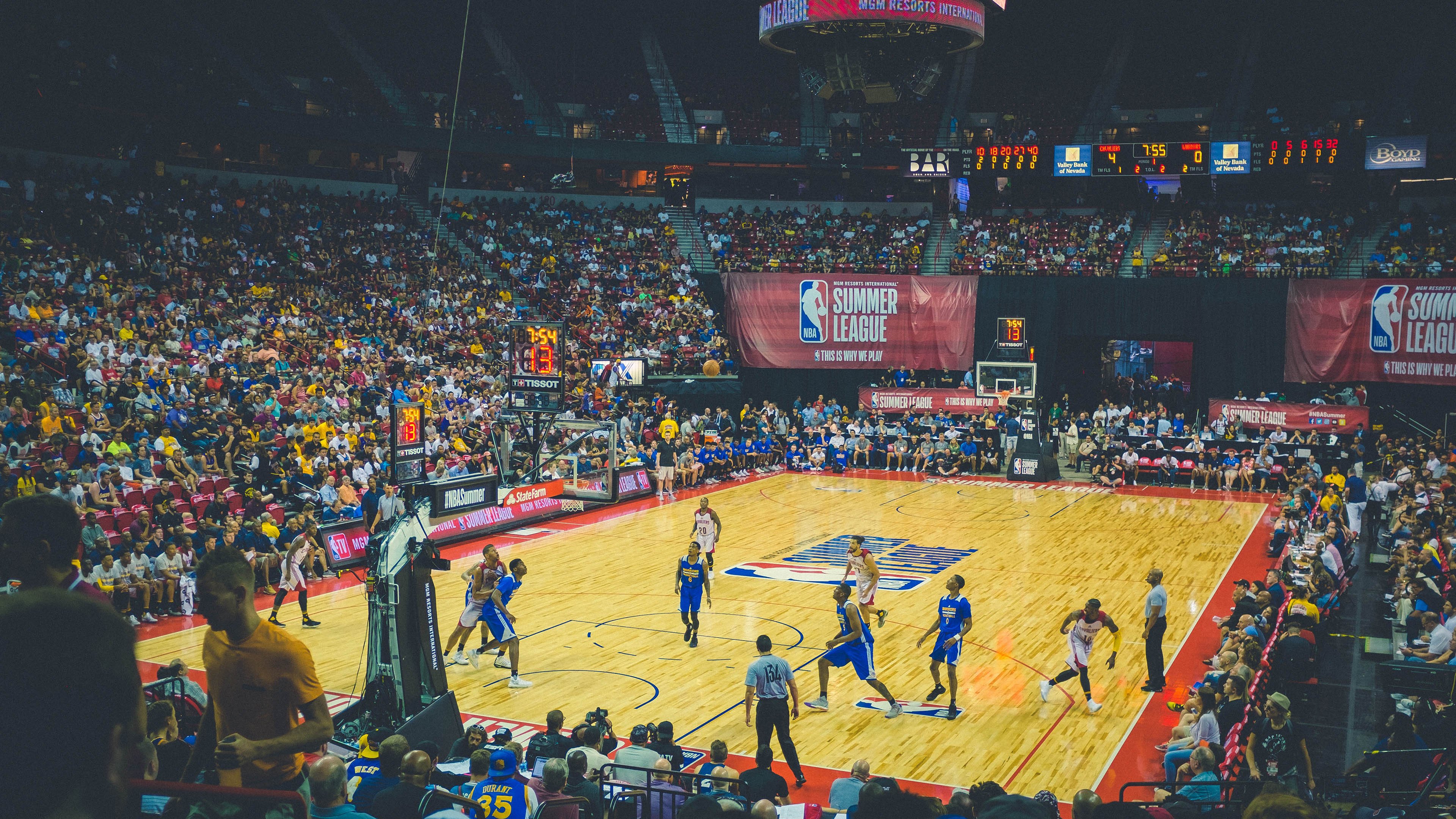 “天灾挑战：暴雨雪雹中的赛场勇士”，雪暴灾害