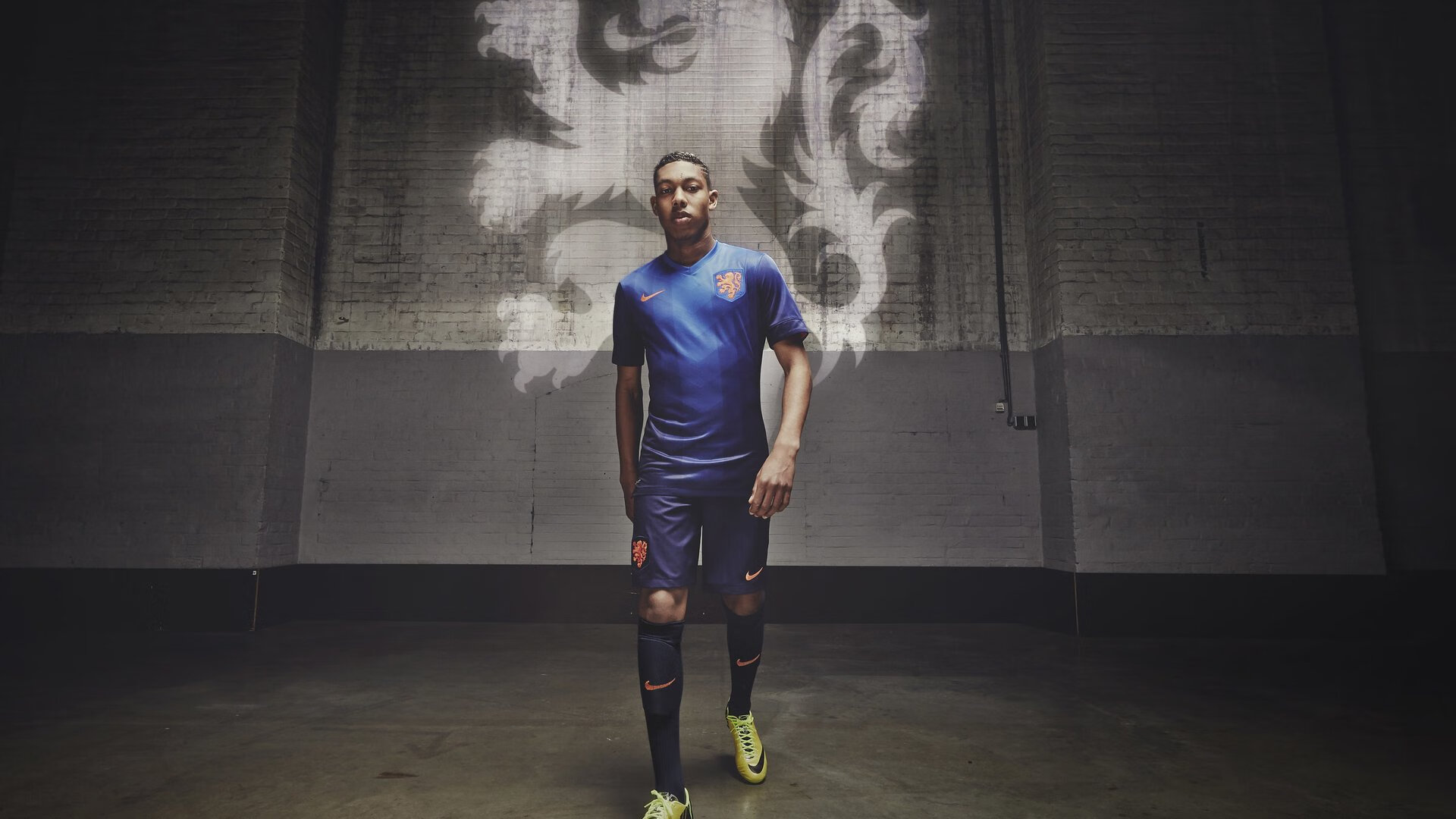 “悬崖飞跃：险境中的极速腾空”，悬崖速降图片