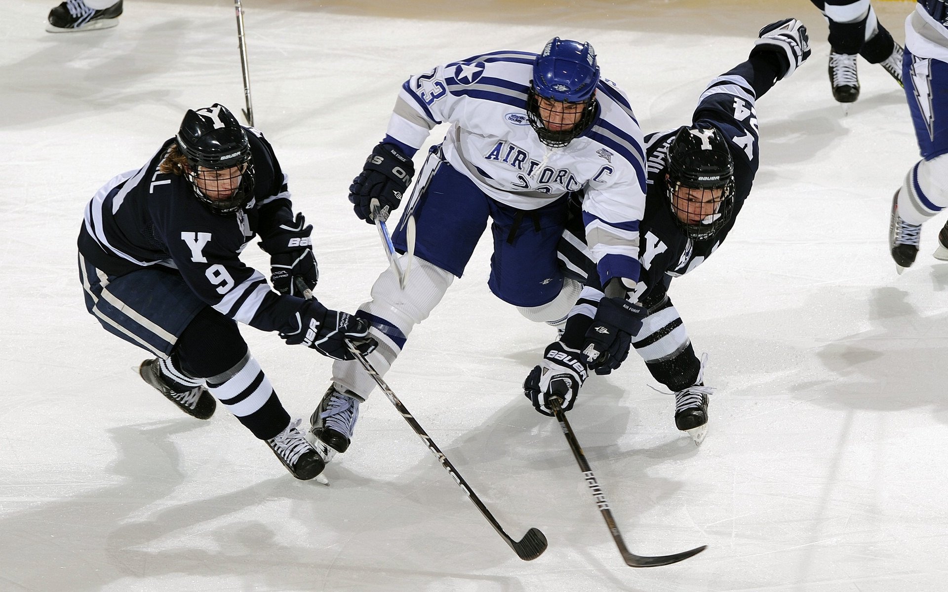西班牙马术代表队在巴黎奥运会团体障碍赛中获得铜牌，展现团队协作精神。